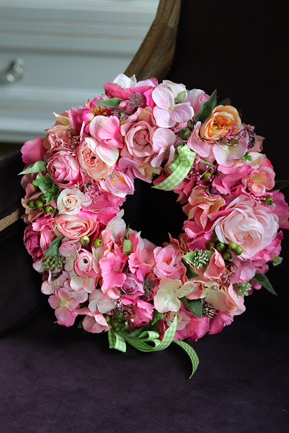 dekoracyjny różowy wianek kwiatowy Fessa, śr.32cm