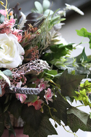 kompozycja kwiatowa w drewnianej skrzynce, Wiosenna Reja, wys.29cm