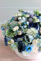 bogata kompozycja kwiatowa, Niebieska Wiosna w Maladze, wys.30cm