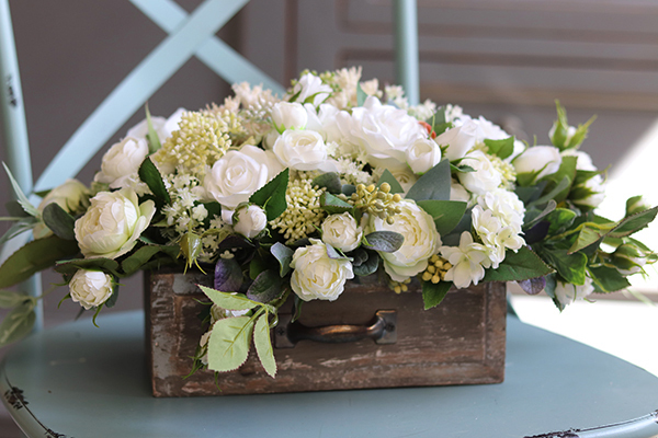 kompozycja kwiatowa, Biała Serenita, wym.18x42x24cm