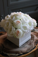 flowerbox z białymi różami, Maria Ysmena, wys.28cm