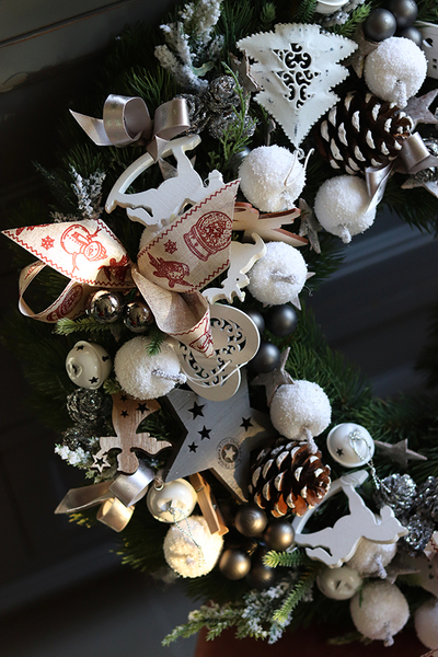 Białe szaleństwo, świąteczny wianek z dzwoneczkami, śr.48cm   