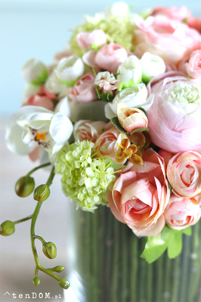 bogaty bukiet wiosennych kwiatów w szklanym wazonie, Hellissa 2, wys.30cm  