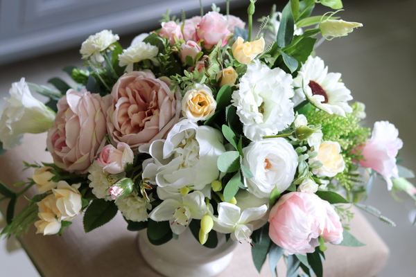 Luizjana, kompozycja kwiatowa / bukiet w białym naczyniu, wym.40x66cm