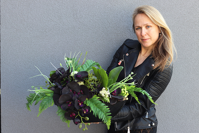 kompozycja kwiatowa Dekoria Black w podłużnym naczyniu - łódce dł.60cm