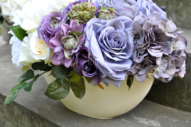 kompozycja Violet w kremowej donicy łódce 50x34, wys.32cm