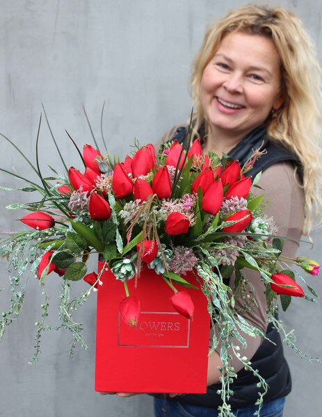 wiosenny flowerbox Łąka Tulipanów na walentynki, wys.35cm
