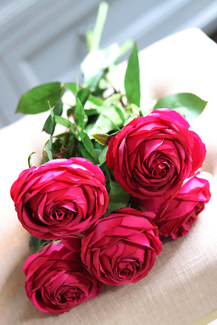 bukiet 5-ciu sztucznych karminowych róż, Elegance, dł.64cm