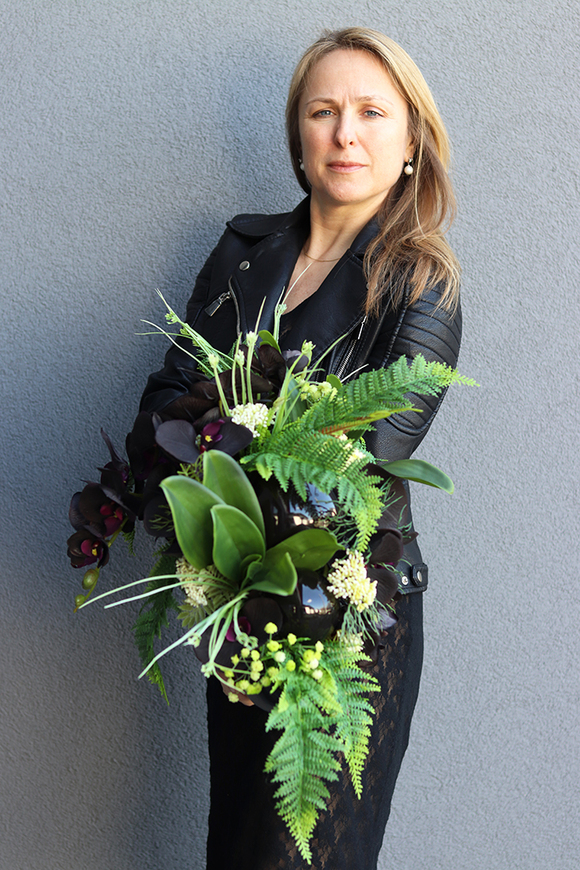 kompozycja kwiatowa Dekoria Black w podłużnym naczyniu - łódce dł.60cm