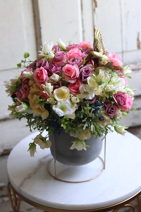 kompozycja kwiatowa w szarym naczyniu, Koliber, wys.36cm 