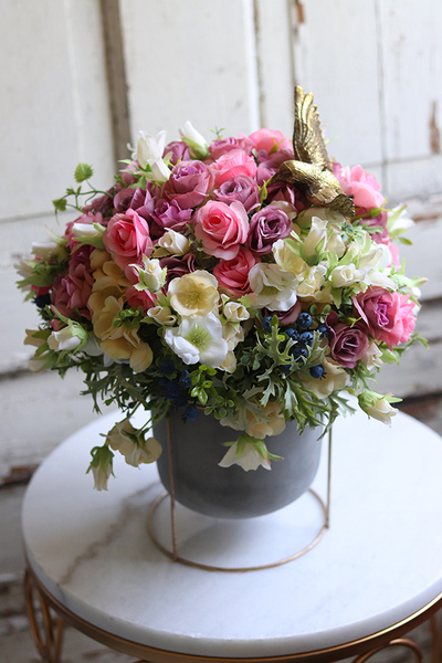 kompozycja kwiatowa w szarym naczyniu, Koliber, wys.36cm 