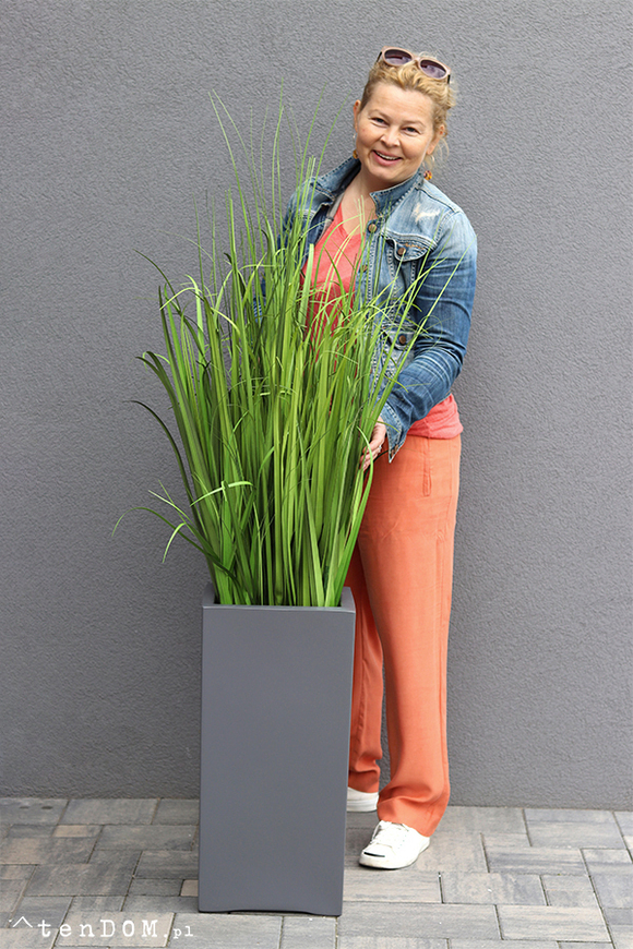 Fiberglass Grande Grey, nowoczesna kompozycja ze sztucznej trawy, wys.130cm