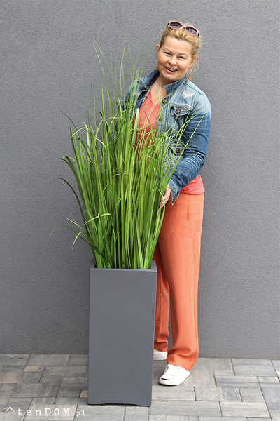 Fiberglass Grande Grey, nowoczesna kompozycja ze sztucznej trawy, wys.130cm