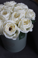 kompozycja kwiatowa / bukiet Flowerbox szary + biel XL, wys.35cm