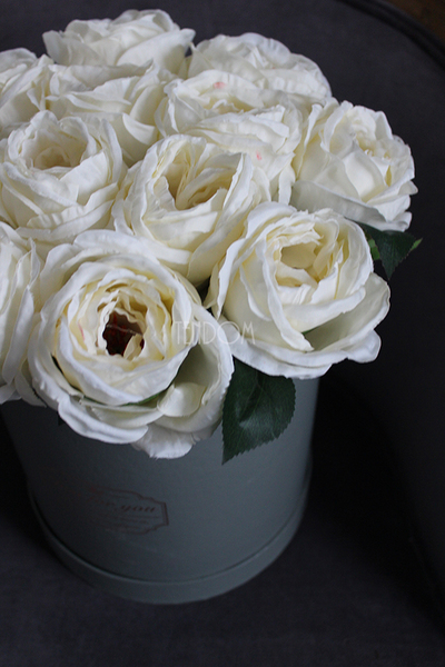 kompozycja kwiatowa / bukiet Flowerbox szary + biel XL, wys.35cm