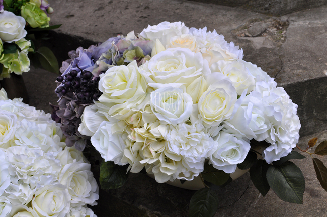 kompozycja Violet w kremowej donicy łódce 50x34, wys.32cm