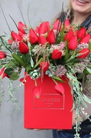 wiosenny flowerbox Łąka Tulipanów na walentynki, wys.35cm