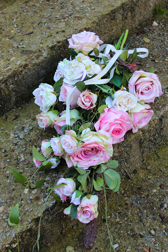 bukiet / dekoracja nagrobna Piękne Róże, dł.75cm 