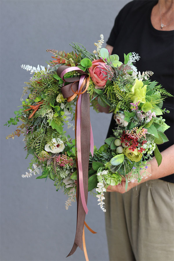 Gardenia 2, bogaty wianek ze wstążką, śr. 37cm