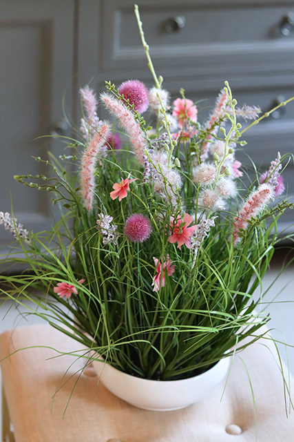 Salvatore Pink, wiosenna kompozycja traw i polnych kwiatów, wys.50cm