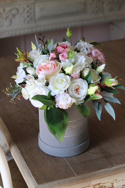 Annanita I, szary welurowy flowerbox z kwiatową dekoracją, wys.33cm