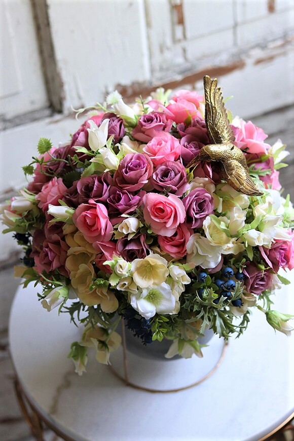 kompozycja kwiatowa w szarym naczyniu, Koliber, wys.36cm 