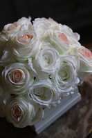 flowerbox z białymi różami, Maria Ysmena, wys.28cm