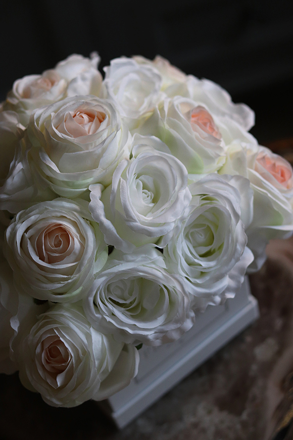 flowerbox z białymi różami, Maria Ysmena, wys.28cm