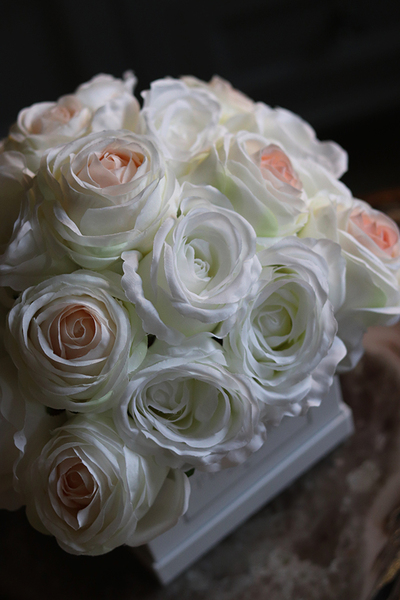 flowerbox z białymi różami, Maria Ysmena, wys.28cm