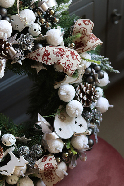 Białe szaleństwo, świąteczny wianek z dzwoneczkami, śr.48cm   