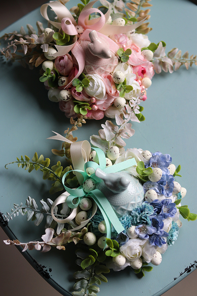 Pastel Birds, wielkanocny mini-stroik z porcelanowym ptaszkiem, niebieski, wym. 12x16cm