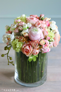 bogaty bukiet wiosennych kwiatów w szklanym wazonie, Hellissa 2, wys.30cm  