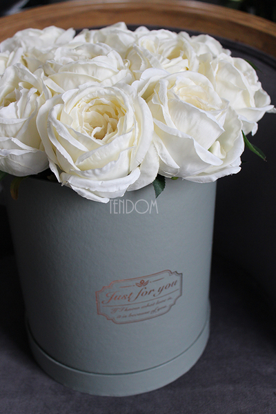 kompozycja kwiatowa / bukiet Flowerbox szary + biel XL, wys.35cm