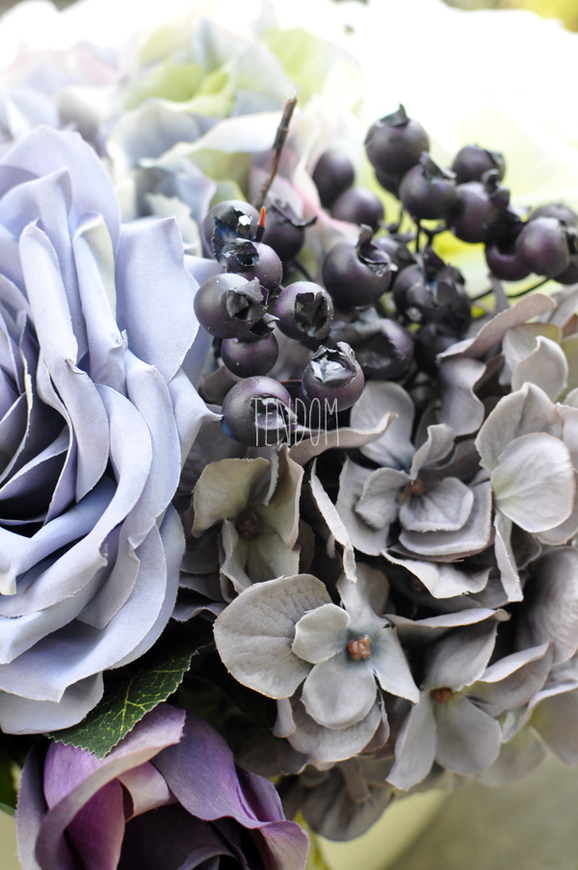 kompozycja Violet w kremowej donicy łódce 50x34, wys.32cm