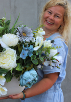 Blue Sanna, elegancka kompozycja w białym naczyniu, wys.50cm