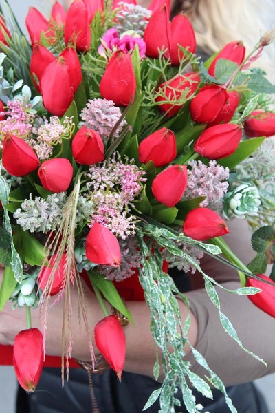 wiosenny flowerbox Łąka Tulipanów na walentynki, wys.35cm