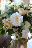 kompozycja kwiatowa / bukiet Creamosa na szafkę wys.50cm