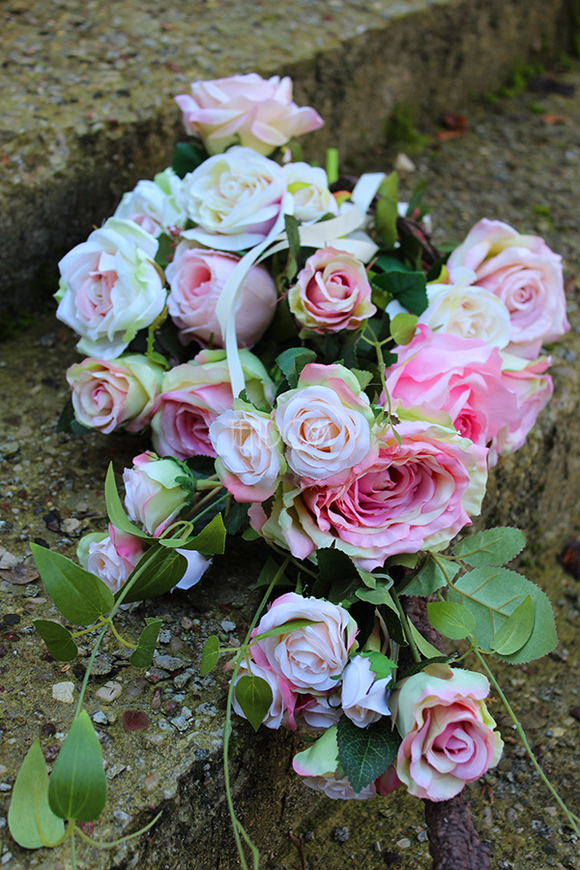 bukiet / dekoracja nagrobna Piękne Róże, dł.75cm 