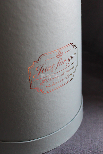 kompozycja kwiatowa / bukiet Flowerbox szary + biała róża XL wys.33.5cm