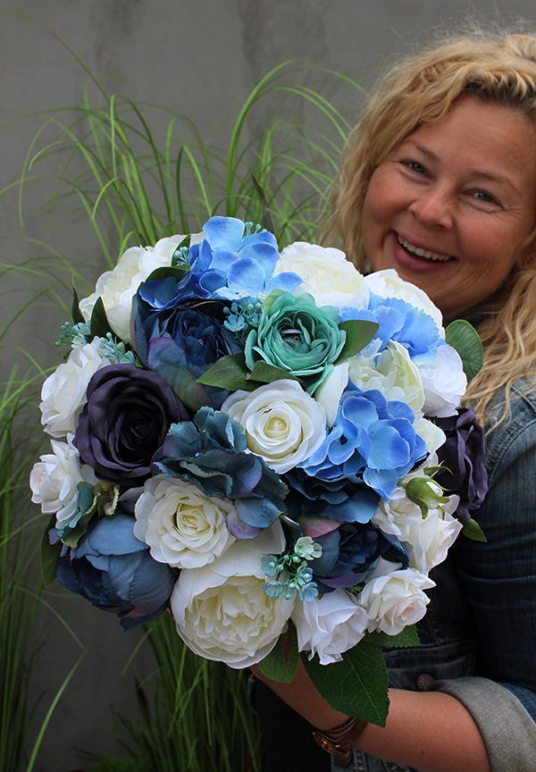 Blue Gerda, flowerbox, kompozycja kwiatowa / bukiet, wys.28cm