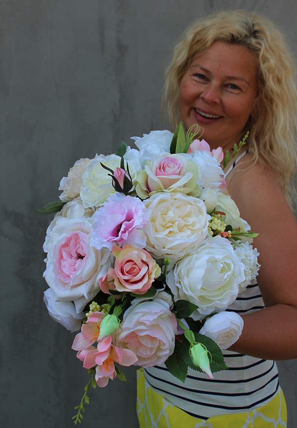 Leonida kompozycja kwiatowa w złotym naczyniu, wys.30cm