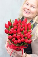 walentynkowy flowerbox wiosenny Czerwone Tulipany z kokardą, wys.33cm
