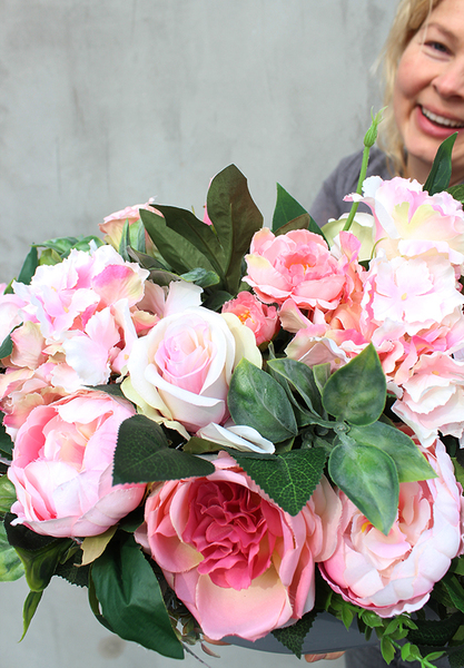 Naomi kompozycja kwiatowa w popielatym naczyniu, dł.60cm