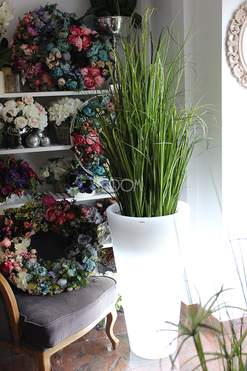 kompozycja w podświetlanej donicy z trawami Simple Grass, wys. 190cm