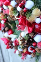 Prezent, bożonarodzeniowy wianek na drzwi, śr.27cm