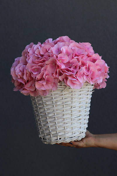 Cleo, kosz z różowymi hortensjami, wym.32x35cm