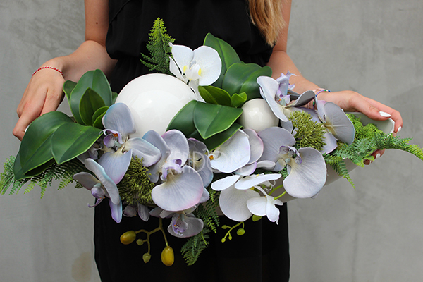 Deko Storczyk Grey kompozycja kwiatowa w podłużnym naczyniu - łódce, dł.70cm