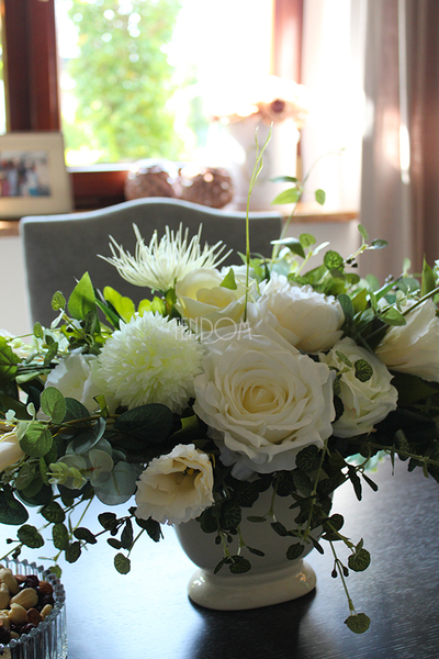 kompozycja kwiatowa / bukiet Creamosa na stolik wys.32cm