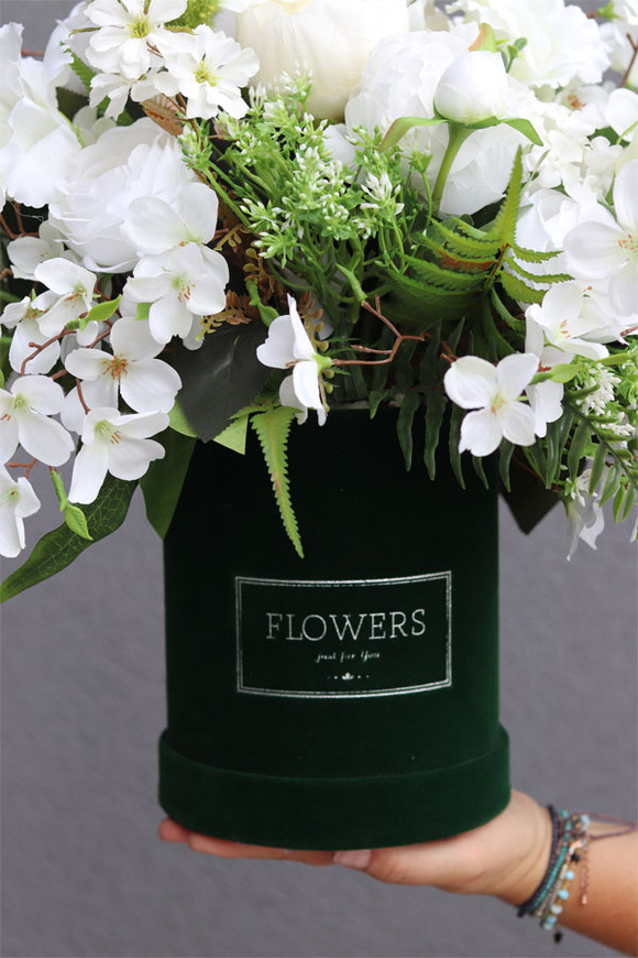 Florencja, niezwykle piękny welurowy flowerbox z białymi kwiatami, wys.42cm