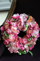 dekoracyjny różowy wianek kwiatowy Fessa, śr.32cm